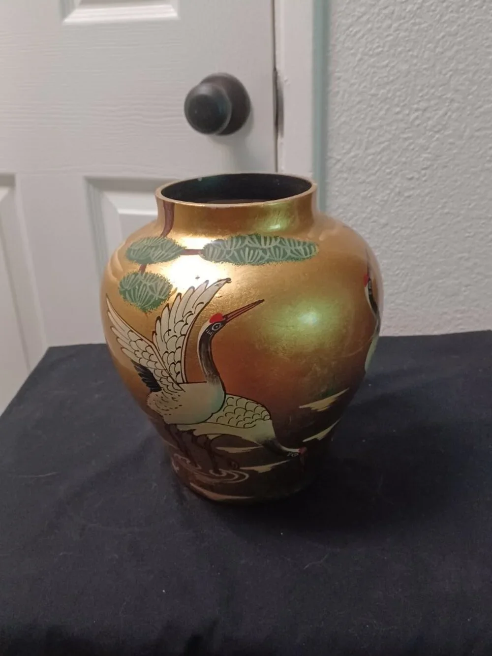 Gold unique vase with Swans decorated on thru out